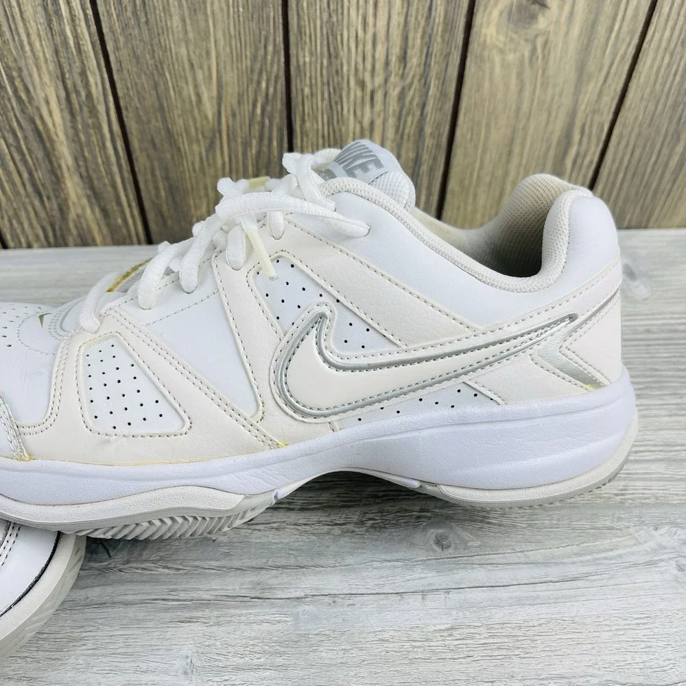 Nike Women City Court Low Top White Sneakers Size 9.5 White Silver Athletic